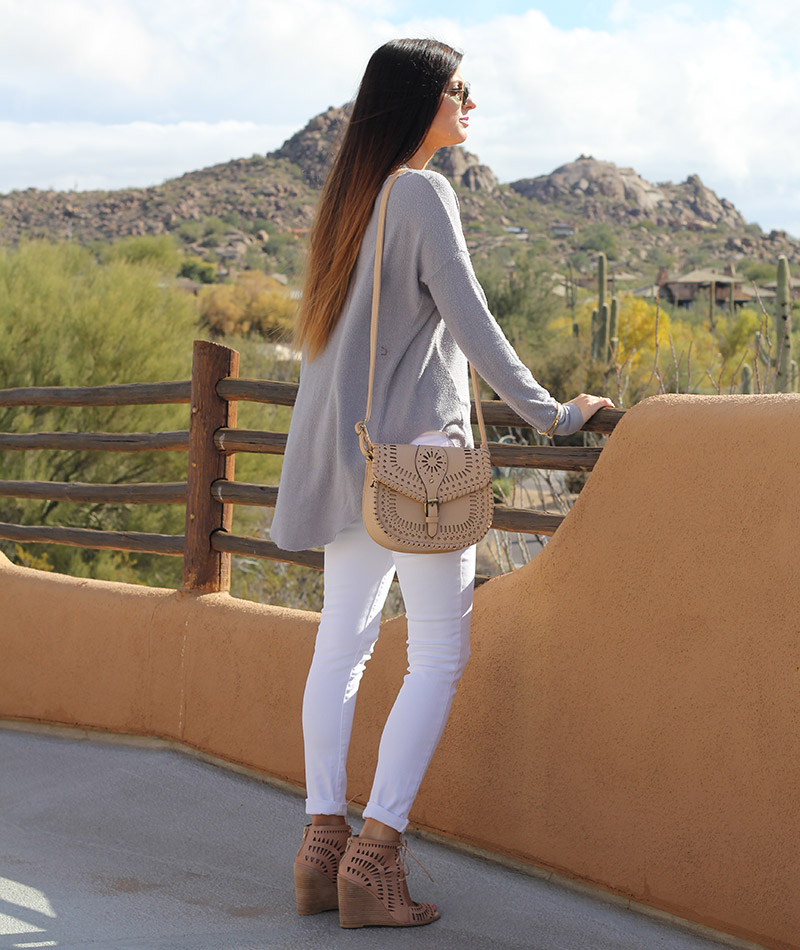Graphic Top and White Skinny Jeans and Nude Crossbody Purse